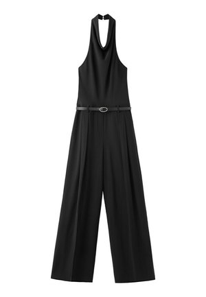 Mono negro sin mangas con escote halter, pantalones de pierna ancha y un cinturón negro delgado con hebilla plateada en la cintura.