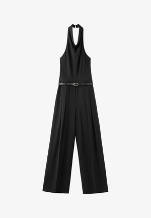Combinaison noire sans manches avec un col licou, pantalon à jambes larges et une fine ceinture noire avec une boucle argentée à la taille.