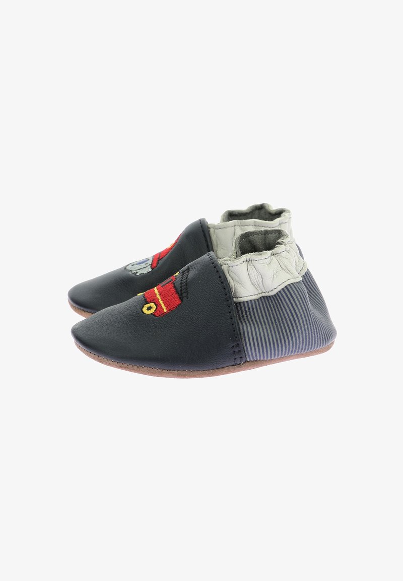 Chaussures en cuir noir avec un tissu gris rayé à l'arrière, ornées de broderies rouges et argentées à l'avant. Design bas avec une texture douce.