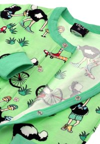 Grüner Baumwoll-Overall mit bunten Cartoon-Straußen, Fahrrädern und Pflanzen; versehen mit Druckknöpfen und kontrastierenden Bündchen.