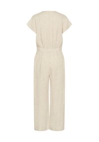Combinaison en lin beige clair à manches courtes, avec une taille cintrée et un pantalon large, présentant un design simple et épuré.