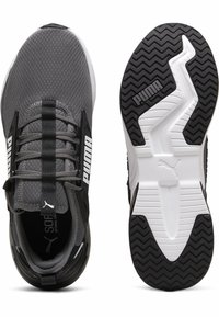 Zapatillas deportivas de malla gris con acentos en negro. Presentan una suela texturizada y un notable logotipo de "PUMA" en los laterales. Diseño ligero.
