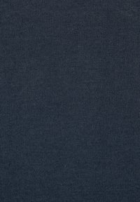 Marineblaue Baumwollstoff mit feiner Rippstruktur, die eine einheitliche Oberfläche ohne sichtbare Muster oder Akzente zeigt.