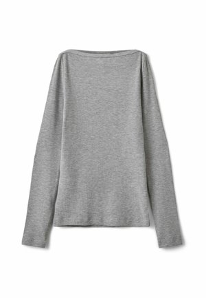 Pull en maille côtelée gris clair à manches longues avec un large col bateau et un ourlet droit, posé à plat sur un fond blanc.