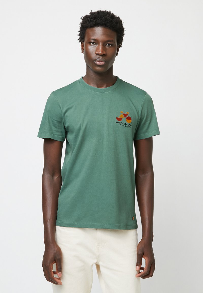 Groene katoenen t-shirt met een ronde hals, met een geborduurd ontwerp van een oranje en rode fiets op de borst. Eenvoudige stijl met korte mouwen.
