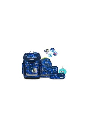 Blaues Schulrucksack-Set mit Unterwasser-Tiermotiven, passenden Accessoires und einem flauschigen Schlüsselanhänger mit wackelnden Augen.