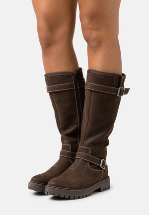 Braune Wildleder-Kniehohe Stiefel mit seitlichem Reißverschluss, Schnallenakzenten und kontrastierendem weißen Nähten; Gummisohle mit strukturiertem Profil.