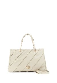 Borsa a tracolla beige trapuntata con manici in catena e pelle, caratterizzata da cuciture diagonali e un logo dorato. Include una tracolla removibile.