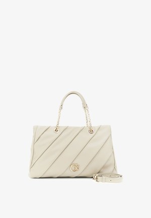 Beige gesteppte Handtasche mit Ketten- und Ledergriffen, die diagonale Nähte und ein goldfarbenes Logo-Detail aufweist. Enthält einen abnehmbaren Tragegurt.