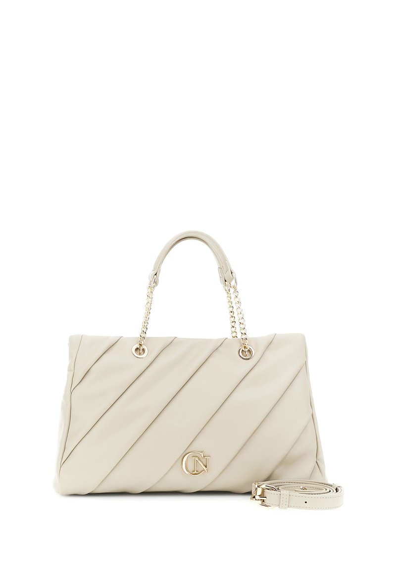 Borsa a tracolla beige trapuntata con manici in catena e pelle, caratterizzata da cuciture diagonali e un logo dorato. Include una tracolla removibile.