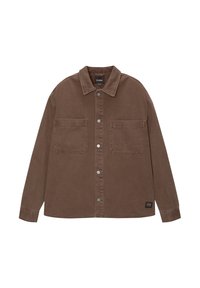 Bruine lange mouwen overhemdjack met twee borstzakken en een kraag, voorzien van metalen drukknoopsluitingen en een klein zwart logo-patch.