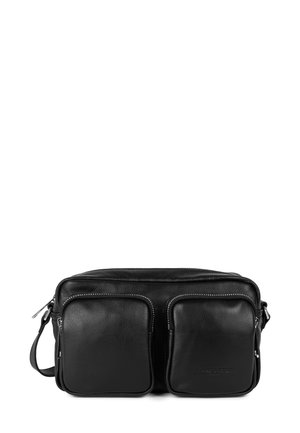 Borsa a tracolla nera in pelle con due tasche anteriori con zip, texture liscia, dettagli in zip argentati e tracolla regolabile.