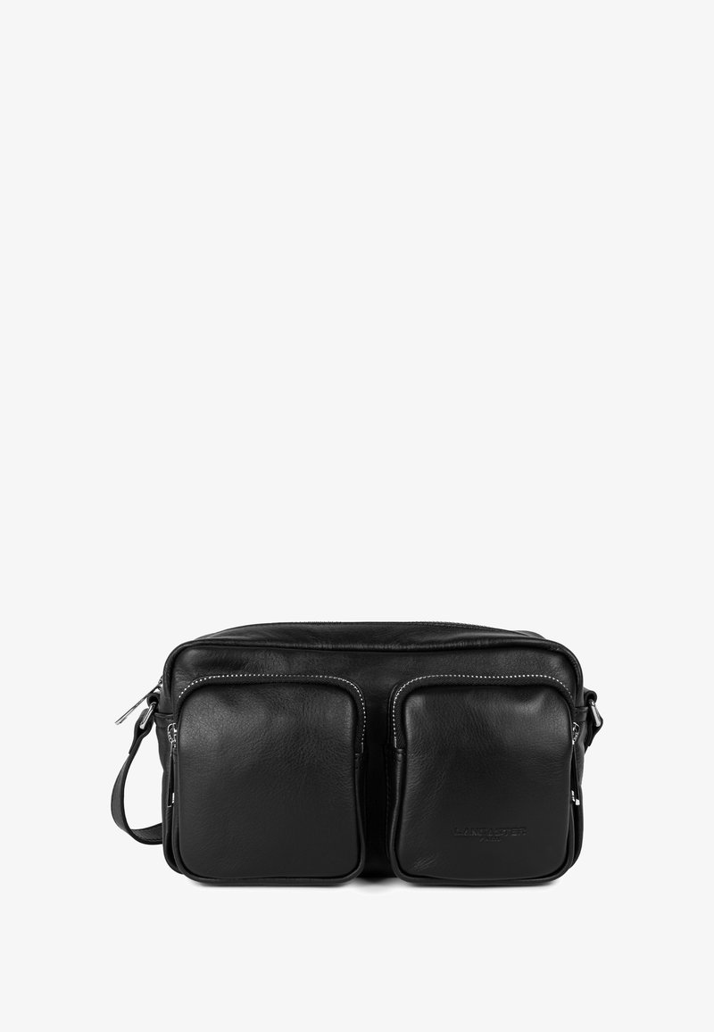 Borsa a tracolla nera in pelle con due tasche anteriori con zip, texture liscia, dettagli in zip argentati e tracolla regolabile.