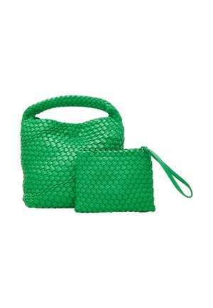 Grüne gewebte Handtasche mit rundem Griff, kombiniert mit einem kleinen passenden Beutel. Beide Artikel haben eine strukturierte Oberfläche und rechteckige Formen.