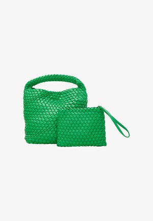 Borsa a tracolla intrecciata verde con manico rotondo, abbinata a una piccola pochette coordinata. Entrambi gli articoli presentano una superficie testurizzata e forme rettangolari.