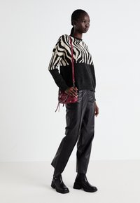 ONLY ONLJADE O NECK  - Maglione - pirate black/whitecap gray