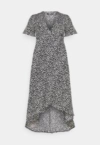 Czarna sukienka z białymi abstrakcyjnymi plamami, z dekoltem w kształcie litery V, krótkimi, falbanianymi rękawami oraz asymetrycznym, krótszym przodem i dłuższym tyłem. Lekka tekstura materiału.