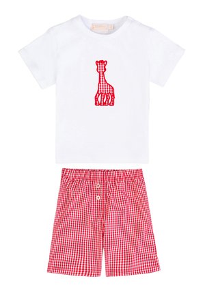 Maglietta bianca a maniche corte per bambino piccolo con applique a giraffa in tessuto vichy rosso e pantaloncini coordinati in tessuto vichy rosso con elastico in vita e due bottoni.