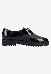 Chaussure en cuir verni noir à lacets avec un devant en tissu texturé, semelle épaisse rainurée et petit talon, profil latéral sur fond blanc.