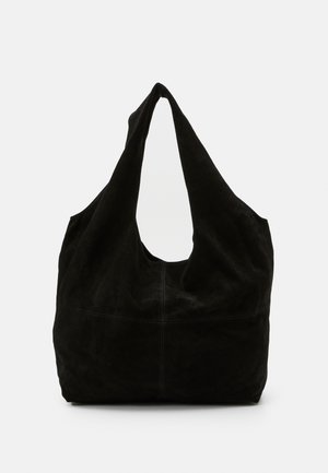 Borsa a spalla in suede nera con un design morbido, una larga tracolla curva e un aspetto senza soluzione di continuità con cuciture minime.