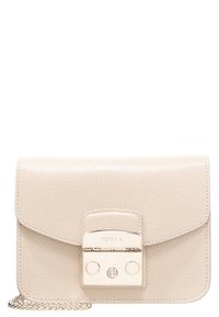 Borsa a mano in pelle beige con finitura testurizzata, forma rettangolare, componenti in metallo color oro e chiusura a scatto. Include una tracolla a catena.