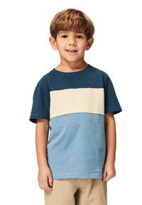 Lyhythihainen t-paita tummansinisessä, kermaja vaaleansinisessä värissä. Pehmeä puuvillakangas, jossa on väriblokki-design ja pyöreä kaula-aukko.