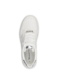 Zapatillas blancas con una parte superior de cuero texturizado, caja del dedo del pie perforada, cordones planos y un acento metálico en el talón. Marca Tamaris visible.