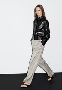 Massimo Dutti CROPPED - Giacca di pelle - black