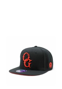 Musta baseball-lakki, jossa on tasainen lippa. Edessä on punaiset brodeeratut kirjaimet "OG" ja sivussa pieni punainen logotägi.