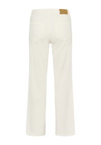 Vue de dos d’un jean blanc à jambe droite avec deux poches arrière et une étiquette marron à la taille. Aucune marque ni décoration visible.