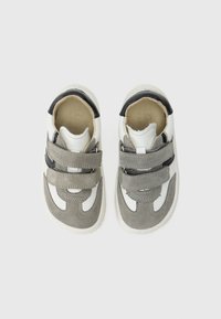 Γκρι και λευκά αθλητικά παπούτσια με λουριά βέλκρο, με σουέντ  λεπτομέρειες, επενδυμένο εσωτερικό και υφασμένο λαστιχένιο πέλμα.