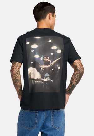 - T-shirt z nadrukiem
