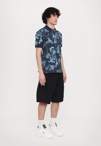 Versace Jeans Couture PRINT BAROCCO OUTLINE - Polotričko - blue
