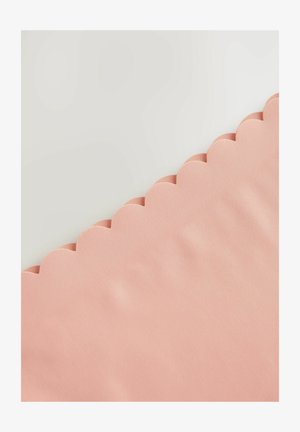 Textilie s vlnitým okrajem v jemné růžové barvě, hladký povrch, s lehkým leskem, s čistým a přesným střihem podél okraje.