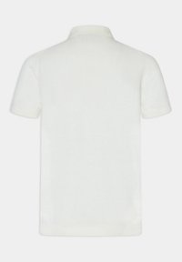 Valkoinen t-paita, jossa on lyhyet hihat, klassinen kaulus, sileä pinta ja resorit hihansuissa. Selkeä selkäosa ilman koristeita.