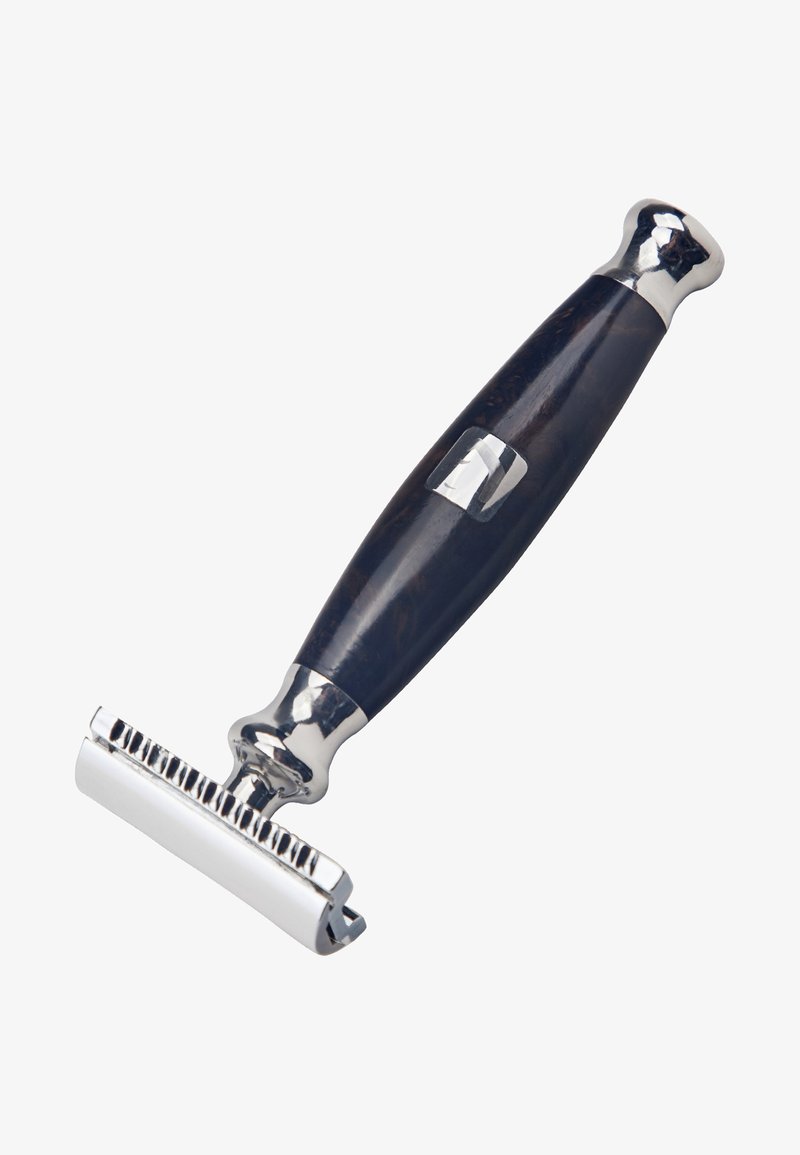 Rasoir de sécurité en métal avec une tête en chrome poli et un manche en bois foncé, présentant une prise texturée et un design classique.