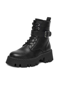 Czarne skórzane botki za kostkę z okrągłym noskiem, sznurowanym przodem, detalem w postaci klamry oraz grubą, ryflowaną gumową podeszwą. Teksturowane wykończenie i solidna konstrukcja.