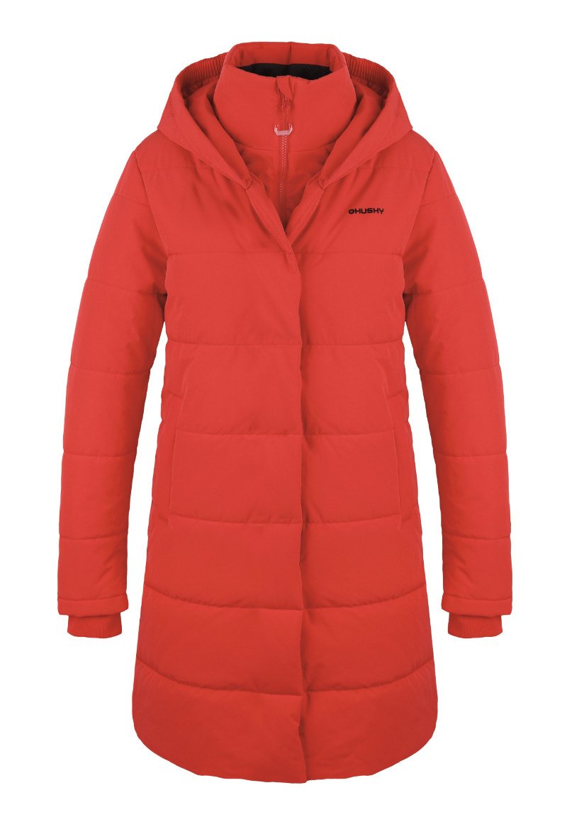 Červená péřová bunda s kapucí, zipovým zapínáním a prošívaným designem. Hladký materiál s horizontálním prošitím a logem na hrudi.