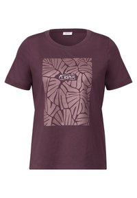 T-shirt à manches courtes et col ras du cou en prune foncée avec un motif de feuilles mauves claires et le texte "WANDER AND STAY" positionné au centre.
