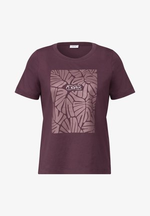 T-shirt a maniche corte, con collo rotondo, di colore prugna scuro, con un motivo di foglie mauve chiaro e il testo "WANDER AND STAY" posizionato centralmente.