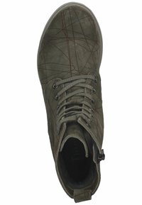Grüne Wildleder-Ankle Boots mit braunen abstrakten Linienmustern, runder Zehenpartie, Schnürung an der Vorderseite und seitlichem Reißverschluss. Strukturiertes Finish.