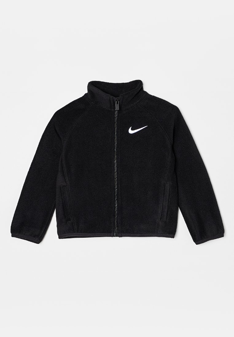 Veste en polaire noire avec fermeture éclair intégrale, col haut et deux poches latérales. Présente un petit logo Nike blanc sur la poitrine gauche.