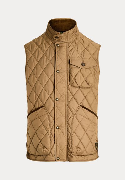 Quiltet beige vest med høj krave, frontlukning med knapper, brystlomme og to sidelommer med brune lynlåse.