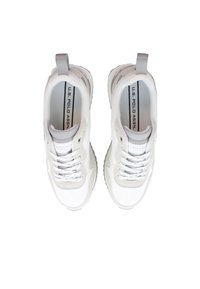 Białe trampki z gładką skórzaną i tekstylną cholewą, z szarymi akcentami, okrągłym noskiem, sznurowadłami i pętlą na pięcie.