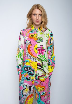 Kleurrijk, bedrukkt shirt met een mix van roze, groen, geel en wit. Bevat verschillende opvallende patronen en een knoopsluiting.