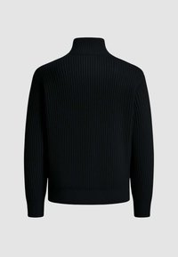 Maglione a collo alto nero a coste con maniche lunghe, caratterizzato da un colletto alto e una vestibilità aderente. Tessuto testurizzato con strisce verticali.