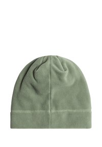Bonnet en polaire de couleur verte atténuée. Texture douce avec un dessus arrondi et un revers replié. Coutures visibles sur les côtés.