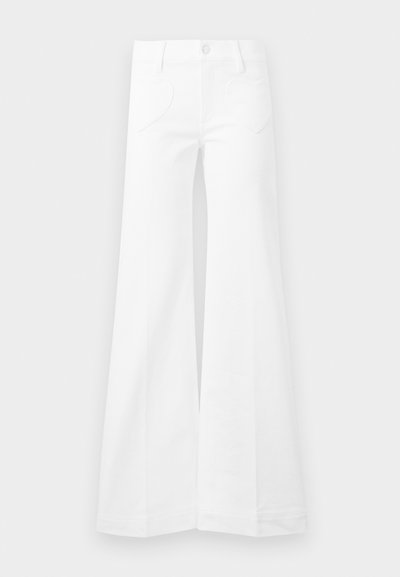 Pantalons évasés blancs taille haute avec des poches avant en forme de cœur, fermeture à boutons et passants de ceinture, présentés sur un fond uni.