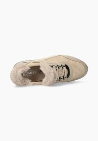 Baskets en suédine beige avec des bordures en fourrure beige, des accents noirs et des lacets noirs. Bout arrondi et semelle texturée pour une meilleure adhérence.