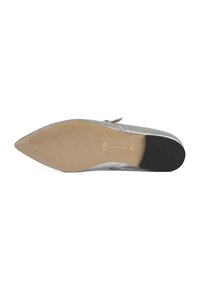 Scarpa piatta in pelle argentata con punta affusolata, texture liscia e suola beige con un’accenzione nera al tallone. Taglia e marcature visibili.